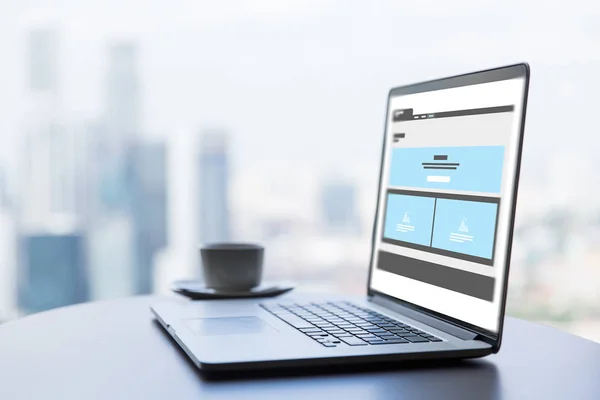 Laptop com design de interface de página web na tela — Fotografia de Stock