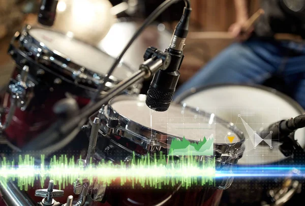 Drumstel en microfoon op muziekstudio — Stockfoto