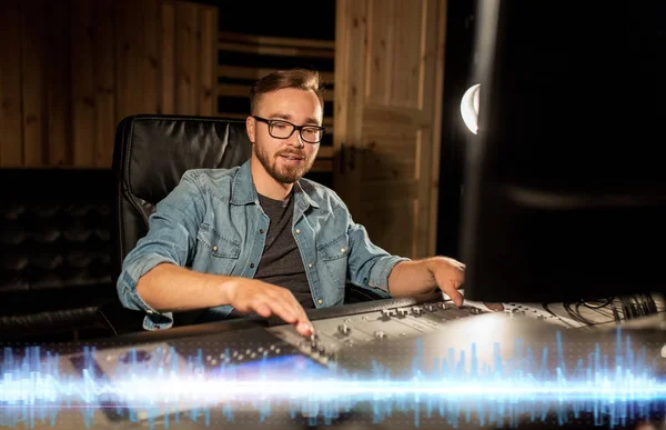 Engenheiro de som em gravação estúdio mixagem console — Fotografia de Stock