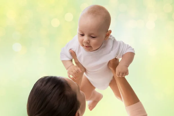 Boldog anya játszó kis baby boy — Stock Fotó