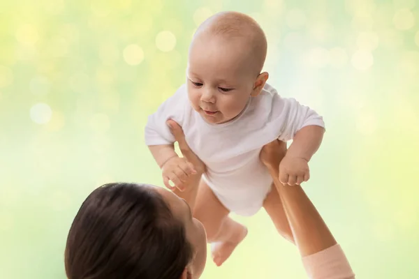 Mãe feliz brincando com o menino — Fotografia de Stock