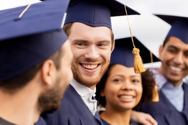 Studenti felici o scapoli in mortai — Foto Stock