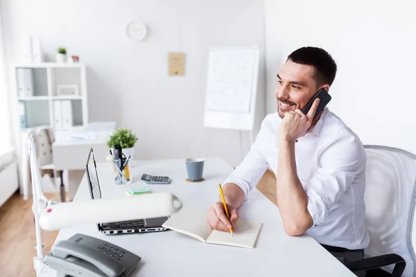 Hombre de negocios llamando en teléfono inteligente en la oficina —  Fotos de Stock