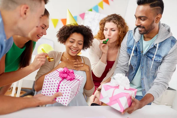 Team collega di saluto alla festa di compleanno dell'ufficio — Foto Stock