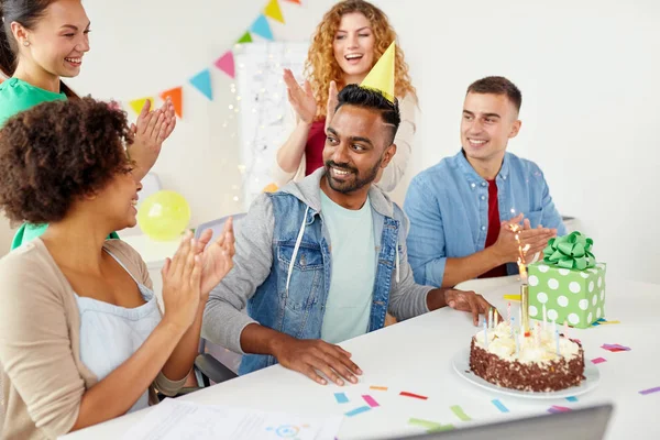 Compañero de felicitación de equipo de oficina en fiesta de cumpleaños —  Fotos de Stock