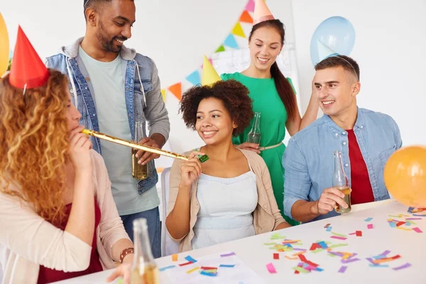 Equipo feliz divertirse en la fiesta de la oficina —  Fotos de Stock