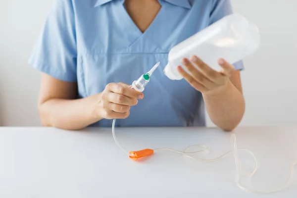 Nahaufnahme von Krankenschwester bereitet Drop Counter vor — Stockfoto