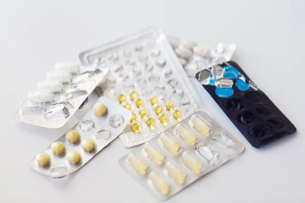 Viejos paquetes abiertos con pastillas y cápsulas de medicamentos — Foto de Stock