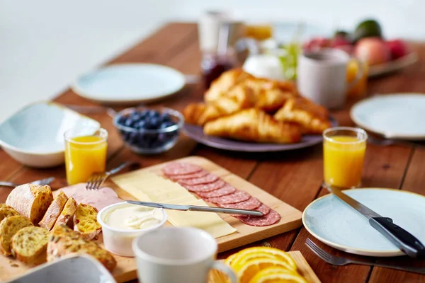 Voedsel op geserveerd houten tafel bij het ontbijt — Stockfoto