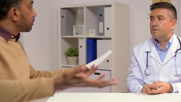 Doktor ve klinikte memnun erkek hasta — Stok video