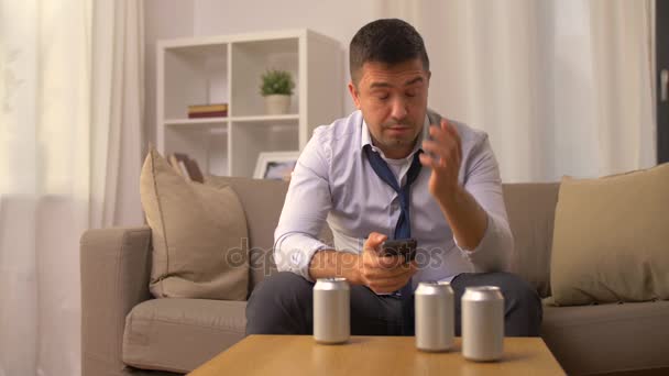 Alcohol de bebida alcohólica de lata en casa — Vídeo de stock