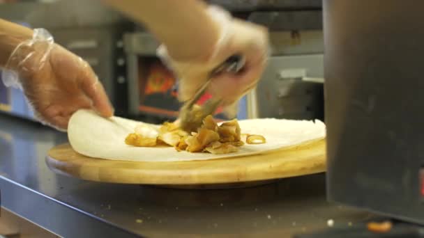 Cuoco making shawarma wrap con carne al negozio di kebab — Video Stock