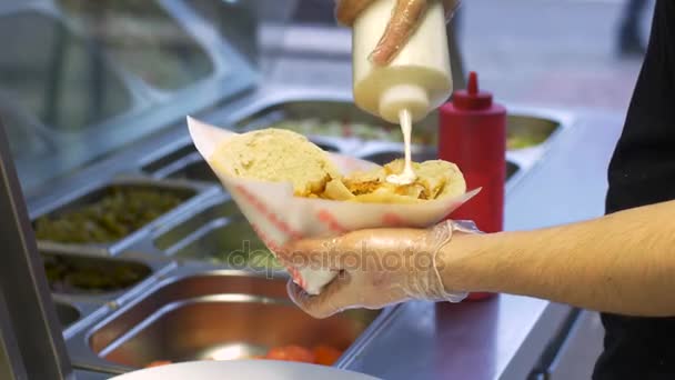 Szef kuchni dodając sos do pita z mięsa kebab Shop — Wideo stockowe