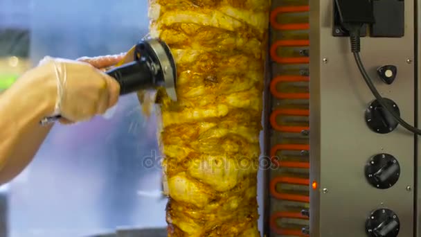 Chef cortando carne de doador de cuspo na loja de kebab — Vídeo de Stock