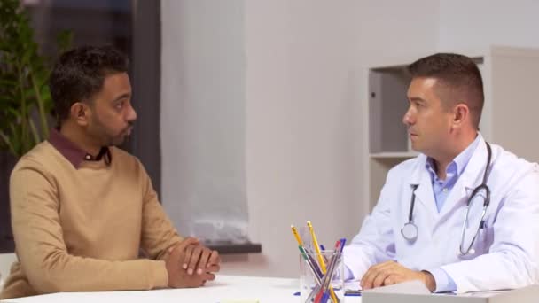 Médico y paciente masculino hablando en el hospital — Vídeos de Stock