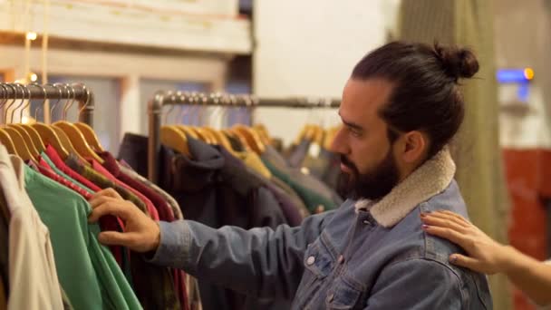 Paar kleding op de vintage kledingwinkel kiezen — Stockvideo