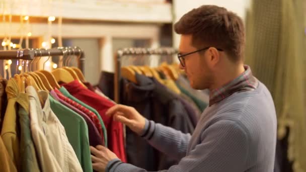 Paar wählt Kleidung im Vintage-Bekleidungsgeschäft — Stockvideo