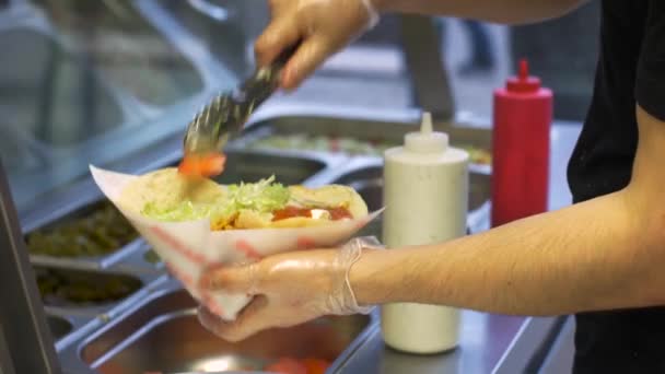 Chef agregando verduras a la pita en la tienda de kebab — Vídeos de Stock