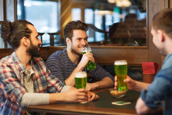 Amis masculins buvant de la bière verte au bar ou pub — Photo