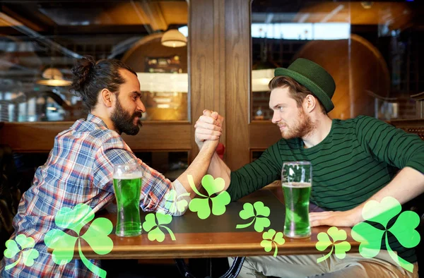 녹색 맥주와 팔 씨름 술집에서 마시는 남자 — 스톡 사진