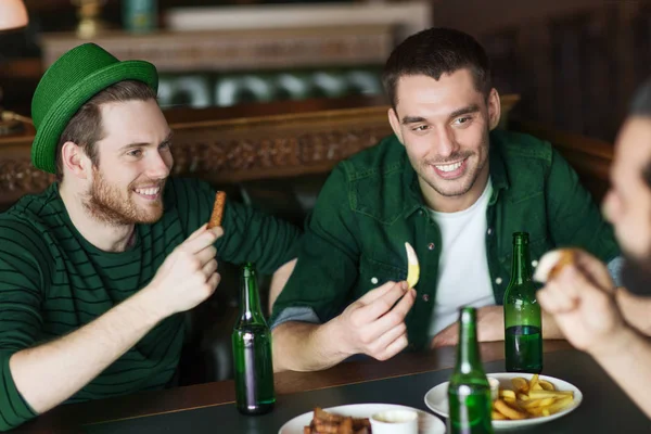 녹색 맥주를 마시는 고 술집에서 먹는 남자 친구 — 스톡 사진