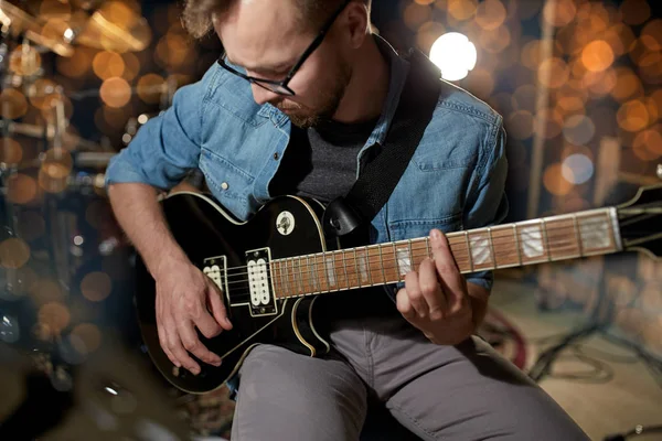 Чоловік грає на гітарі в студії або на концерті — стокове фото