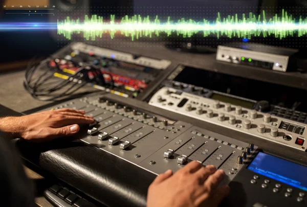 Manos en la consola de mezcla en el estudio de grabación de sonido — Foto de Stock