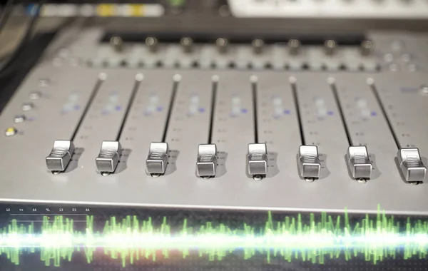 Consola de mezcla de música en el estudio de grabación de sonido — Foto de Stock