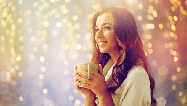 Szczęśliwa kobieta filiżankę herbaty lub kawy w domu — Zdjęcie stockowe