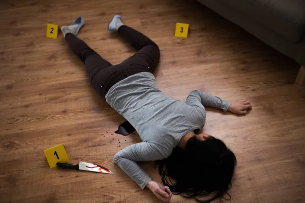 Dead woman body lying on floor at crime scene — Stock Photo, Image