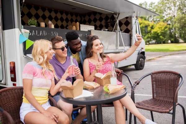 Szczęśliwy, młodzi przyjaciele, biorąc selfie w food truck — Zdjęcie stockowe