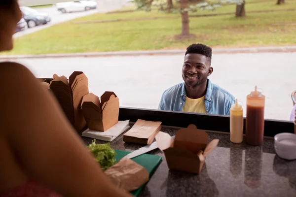 Afro-américain homme commande wok à food truck — Photo