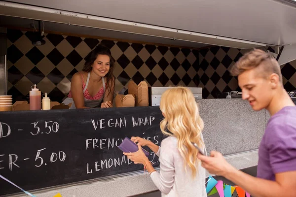 Счастливые клиенты очередь на фургон с едой — стоковое фото