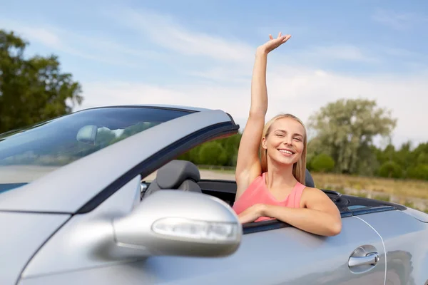 幸福的年轻女人在敞篷汽车 — 图库照片