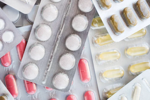 Diverse pillole e capsule di farmaci — Foto Stock