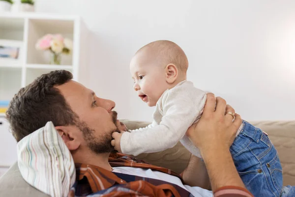 집에서 작은 아기와 행복 한 아버지 — 스톡 사진