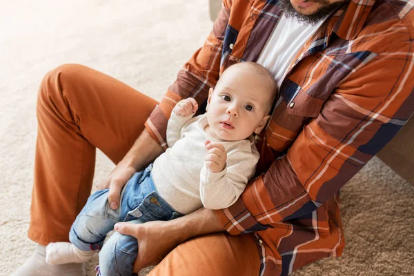 Feliz padre con pequeño niño en casa — Foto de Stock