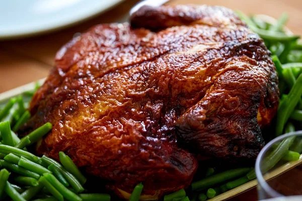 Close up of roast chicken with green beans — Stock Photo, Image