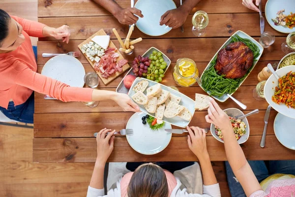 Groupe de personnes mangeant à table avec de la nourriture — Photo