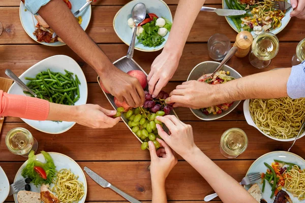 Ομάδα των ανθρώπων που τρώνε στο τραπέζι με το φαγητό — Φωτογραφία Αρχείου