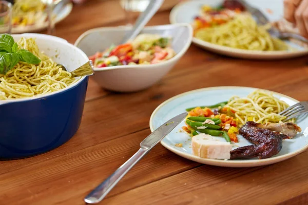 Piatto con cibo sul tavolo di legno — Foto Stock