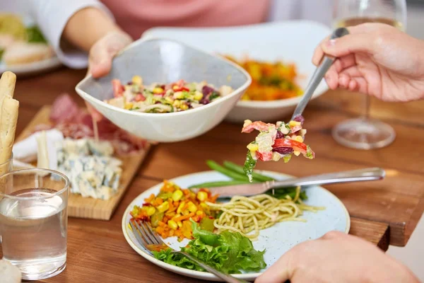 Salata yemek masasında yemek insanlar — Stok fotoğraf