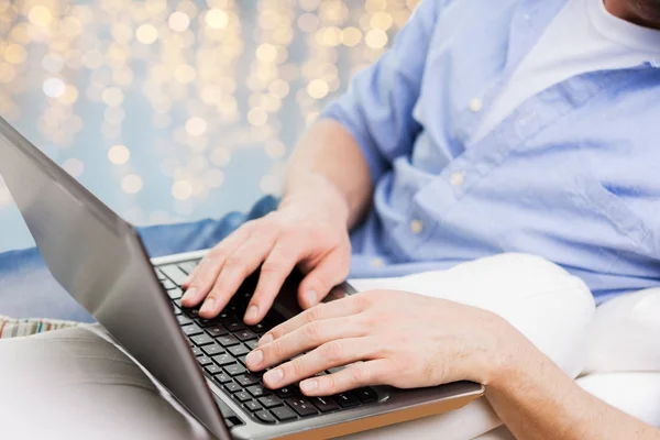 Primer plano del hombre escribiendo en el teclado del ordenador portátil — Foto de Stock