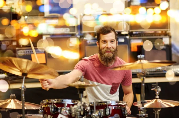 Músico masculino tocando címbalos na loja de música — Fotografia de Stock