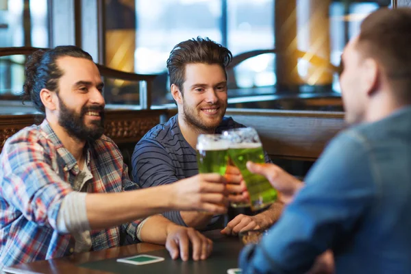 Férfi barátok ivás zöld sör a bárban vagy kocsmában — Stock Fotó