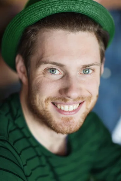 Zöld csípő kalapban boldog fiatalember portréja — Stock Fotó