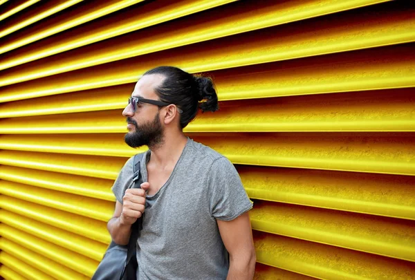 거리 벽에 가방 서 선글라스에 남자 — 스톡 사진