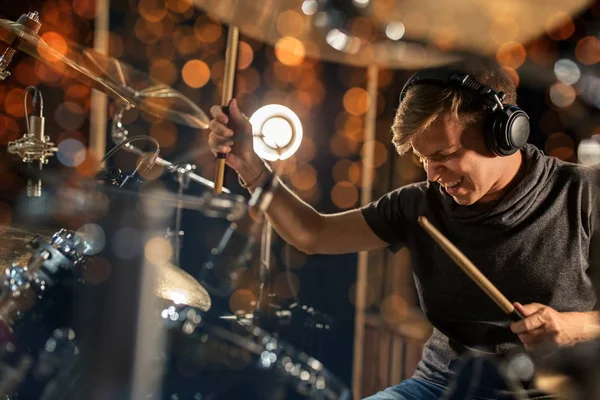 Male musician playing drum kit at concert — Stock Photo, Image