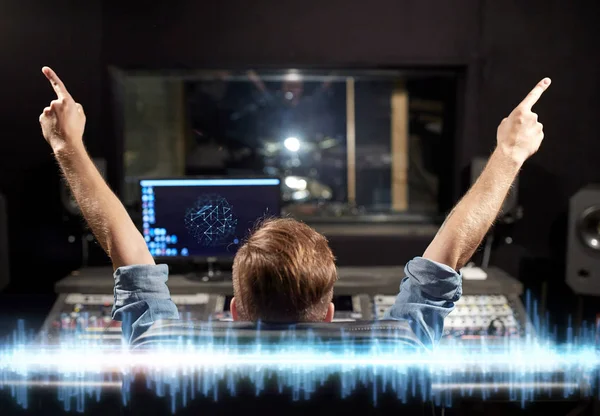 Uomo a mixare console in studio di registrazione musicale — Foto Stock