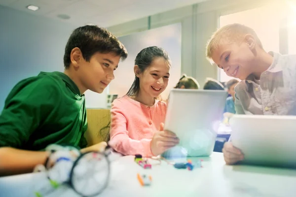 Kinderen met tablet pc programmering op robotica school — Stockfoto